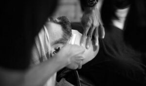 Ilustrasi pria mencukur jenggot