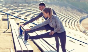 Ilustrasi orang jalan kaki untuk menurunkan berat badan dengan teknik yang benar