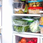 Ilustrasi menyimpan sisa makanan di kulkas agar tidak basi