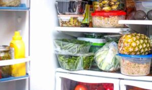 Ilustrasi menyimpan sisa makanan di kulkas agar tidak basi